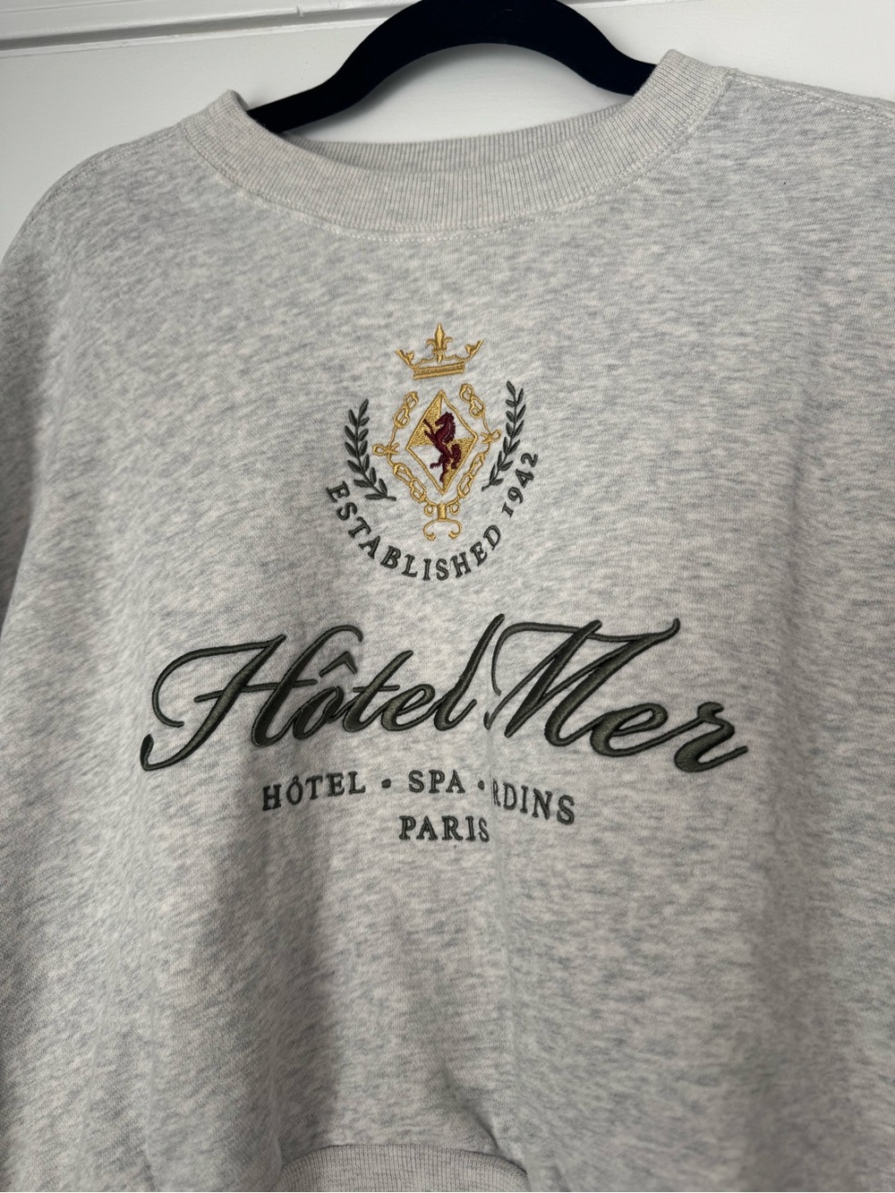 Abercrombie and Fitch Hotel Mer Cropped Crewneck Sweatshirt - Picture 5 of 6